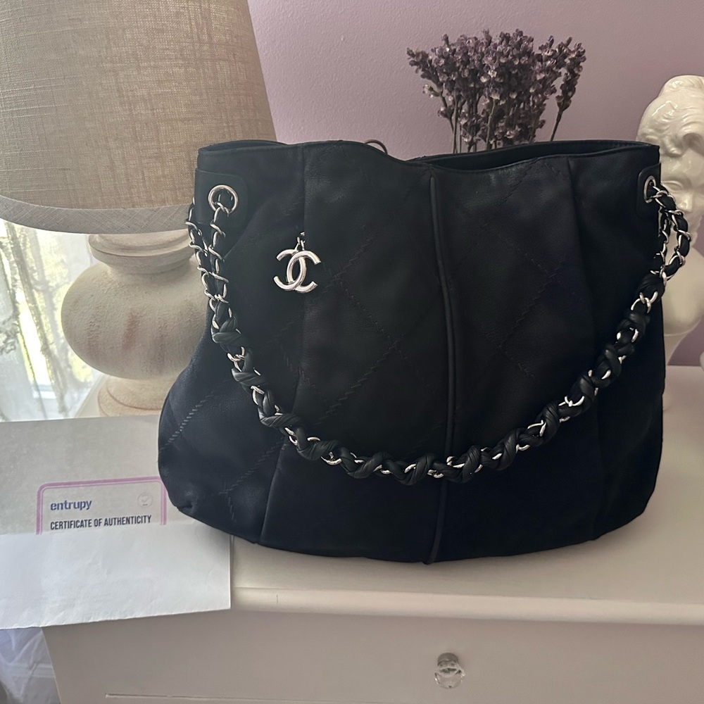 CHANEL Navy Blue Shoulder Bag with Iconic Chain Strap - Picture 6 of 16